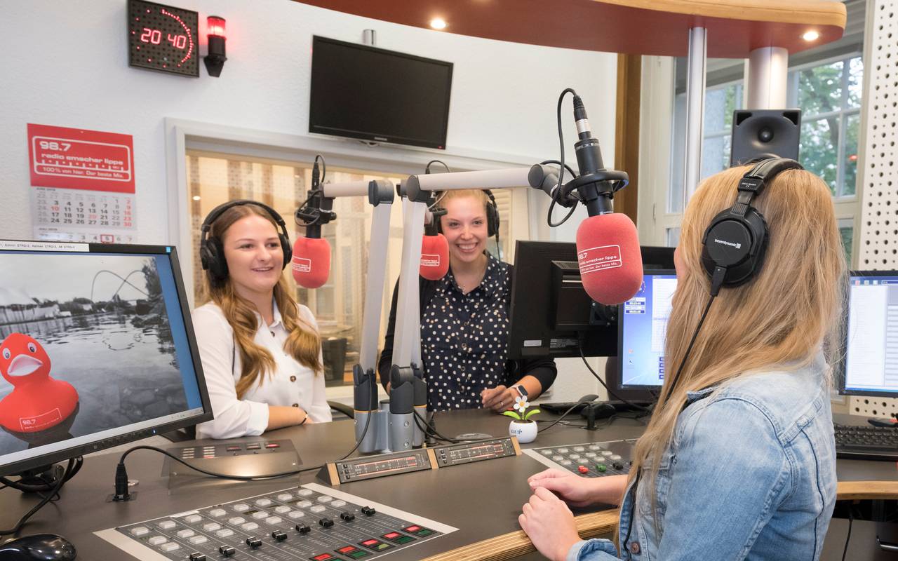 Vanessa Winkel und Azubis der ELE sprechen im Studio von Radio Emscher Lippe über das Thema Ausbildung.