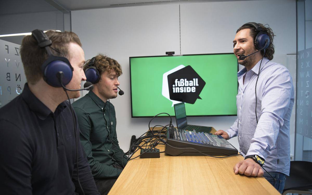 Die Podcaster von "Fußball Inside" Christian Brausch, Marian Laske und Timo Düngen im Studio bei der Aufnahme einer neuen Podcast-Episode.