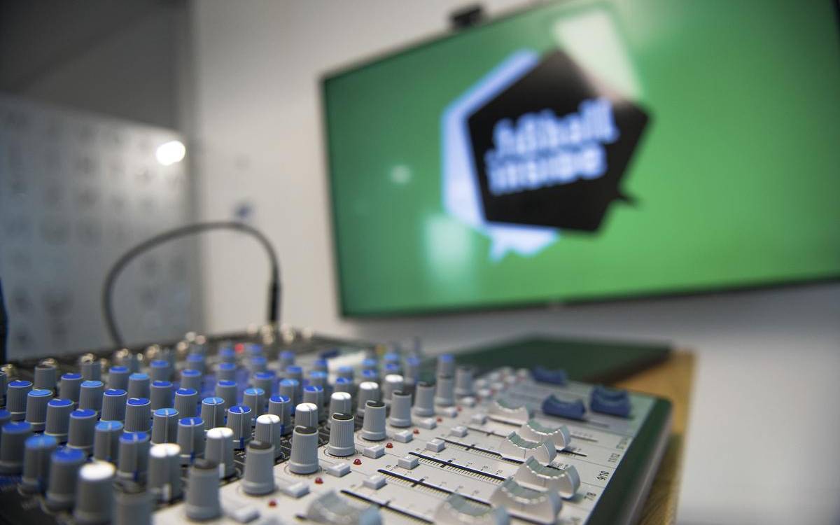 Ein Blick auf das Studio und das Mischpult des Podcasts "Fußball Inside"
