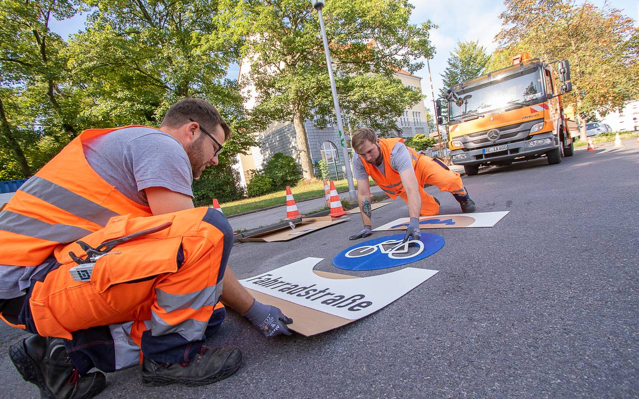 Markierungsarbeiten auf Fahrradstraßen in Gladbeck