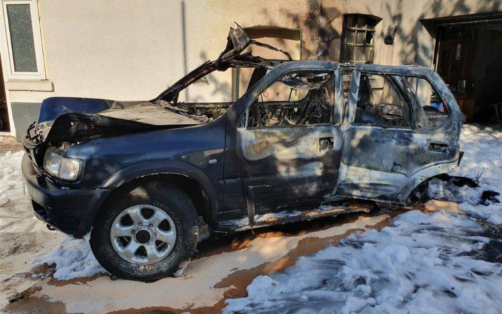 Ausgebranntes Auto nach Gastankexplosion