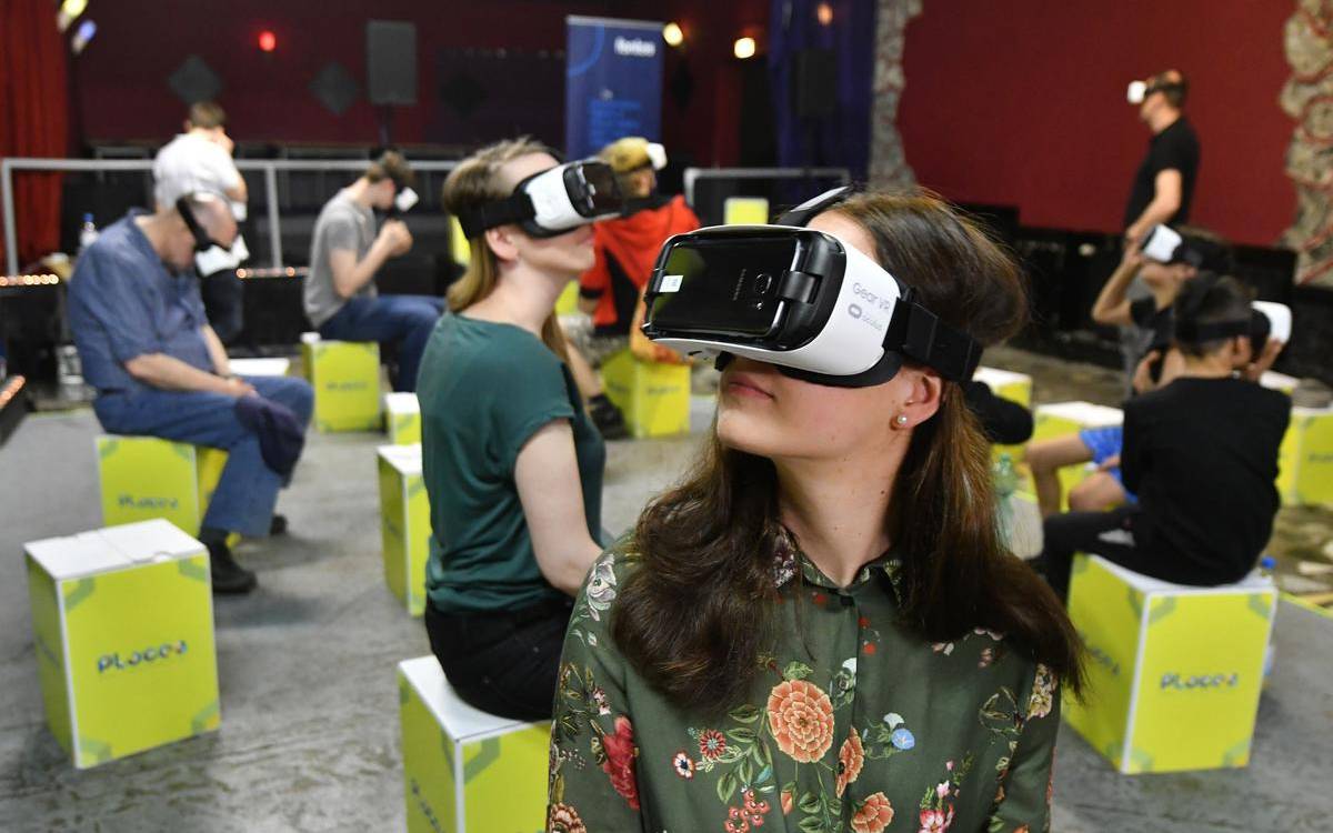 Besucher eines Virtual-Reality-Festivals.