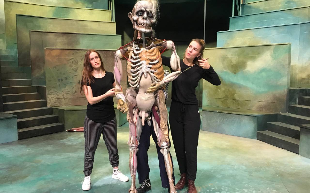 Eine lebensgroße Frankenstein-Puppe und drei Puppenspielerinnen.