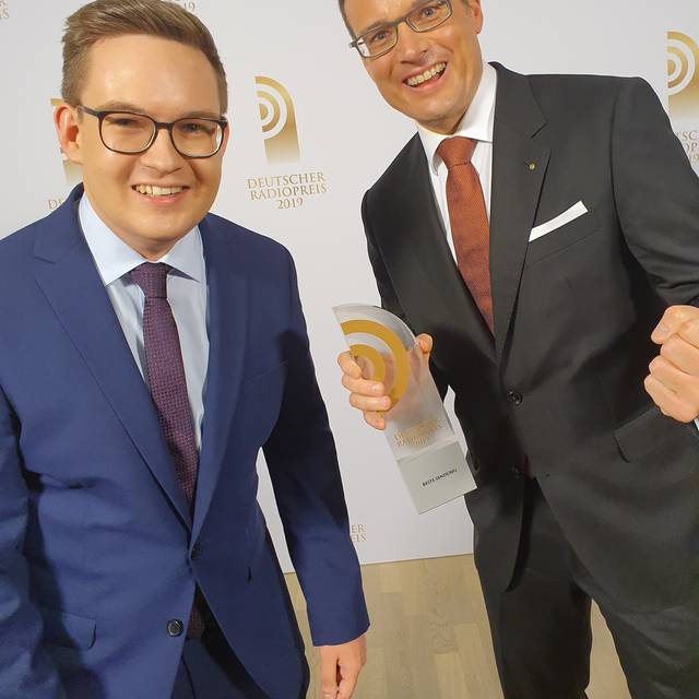 Zu sehen sind Morgenmann Lennart Hemme und Chefredakteur Ralf Laskowski mit samt dem Deutschen Radiopreis.