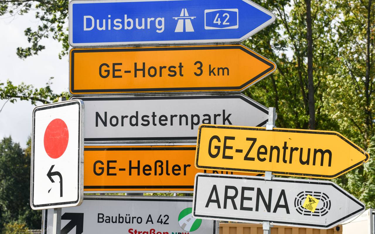 Schilder weisen auf A42-Auffahrt hin