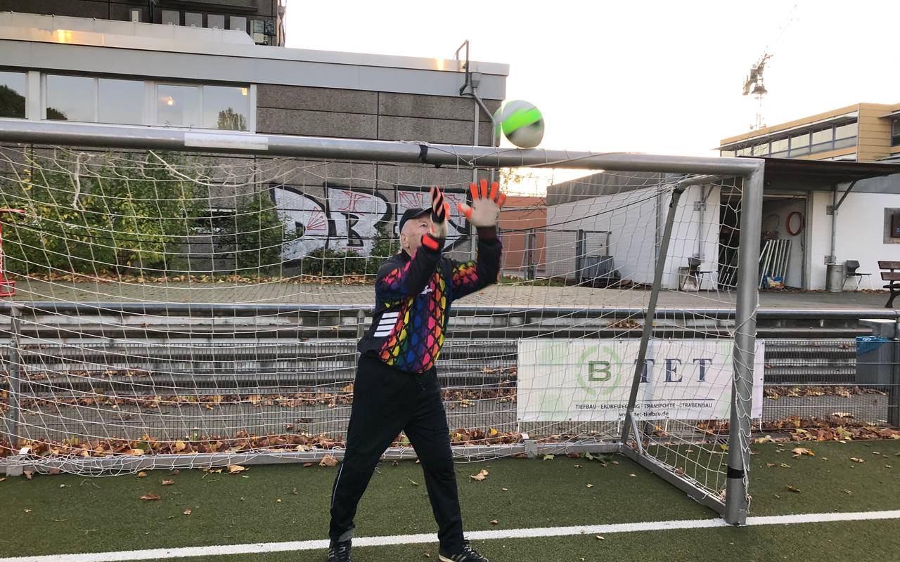 Wolfgang Kaben - 84-jähriger Torwart aus Gladbeck. Steht im Tor und hält ein Ball