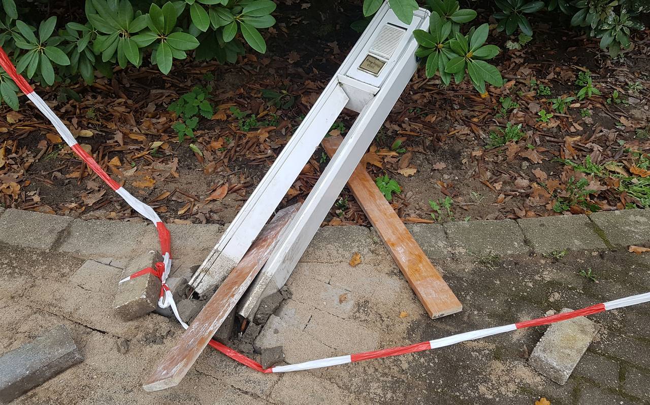 Eine zerstörte Klingelsäule, die aus der Verankerung gerissen wurde.