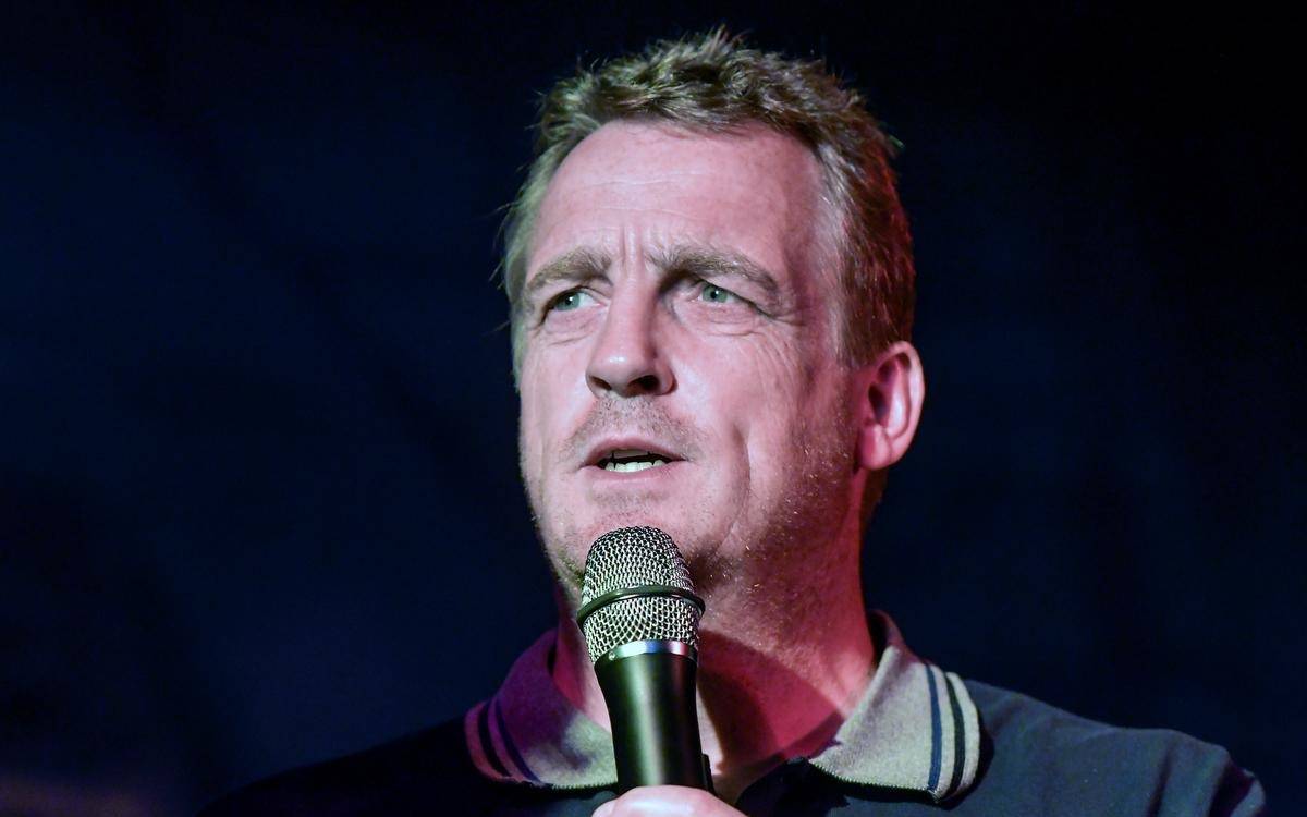 Ein Portrait-Foto von Mike Büskens.