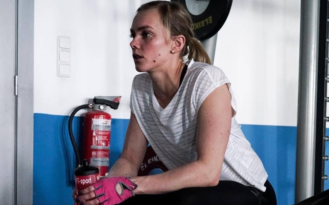 Zu sehen ist Jessica Steiger bei einer kurzen Trainingspause in einem Kraftraum.