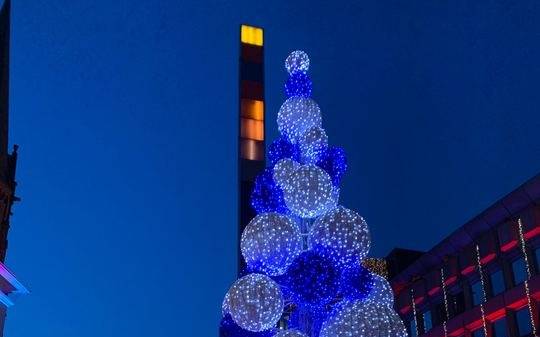 Der blau-weiße Kugelbaum vom Gelsenkirchener Weihnachtsmarkt