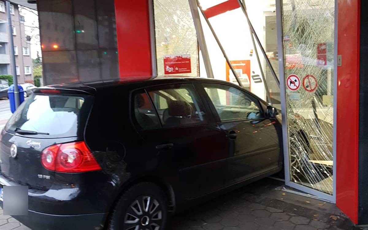 Ein Auto, welches in eine Sparkassenfiliale in Gelsenkirchen-Buer gefahren ist.
