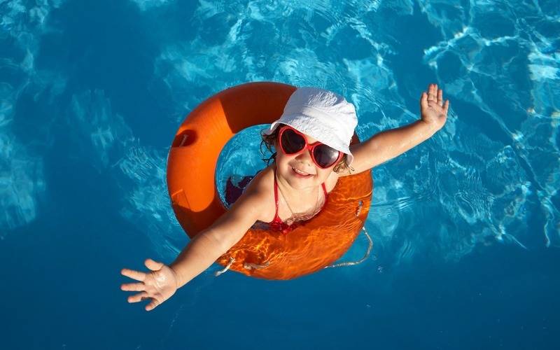 Kind im Schwimmbad