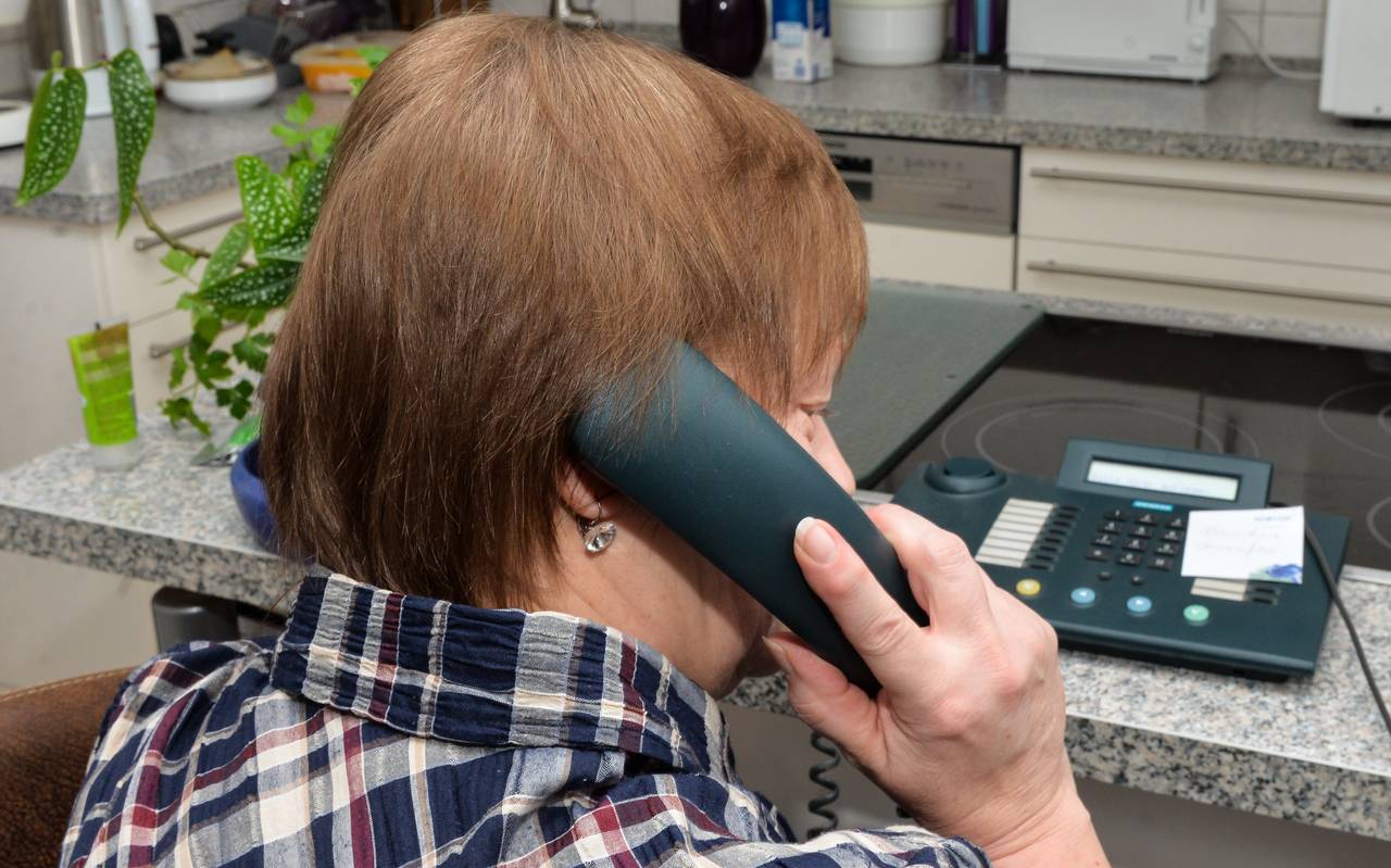 Eine Rentnerin am Telefon