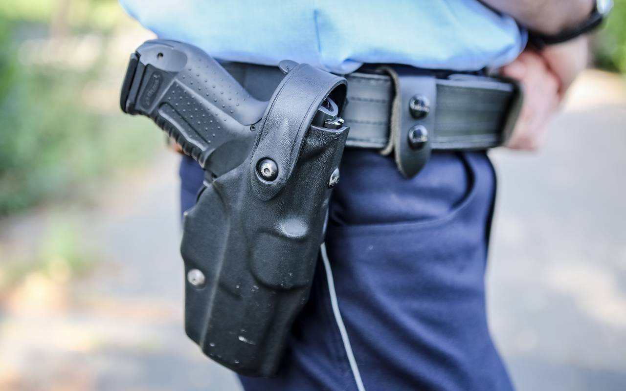 Polizist mit Waffe