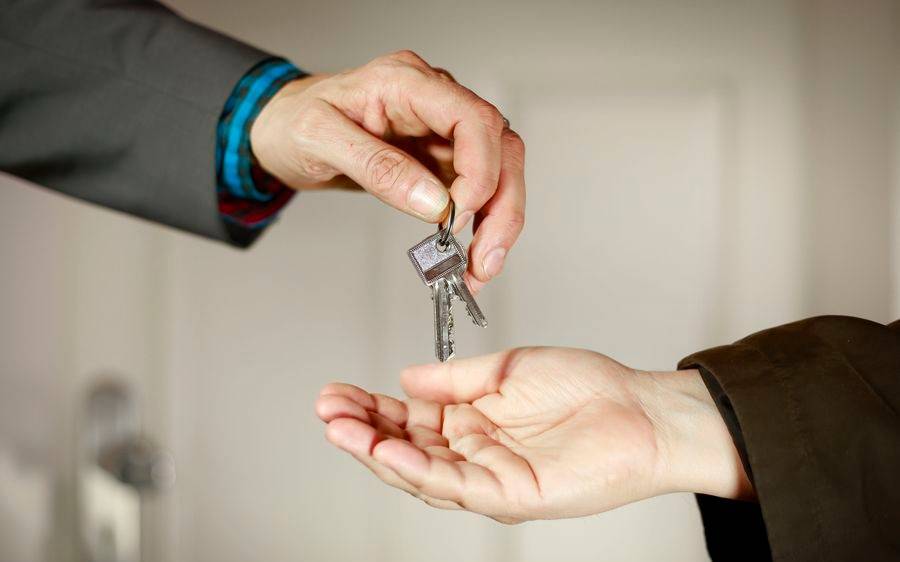 Schlüsselübergabe für eine Wohnung