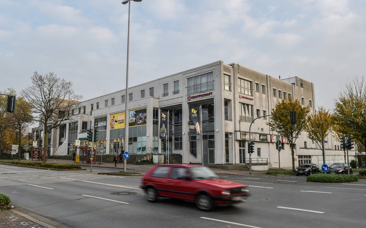 Das Glückauf-Center an der Horster Straße. Vorbei fährt ein Auto.