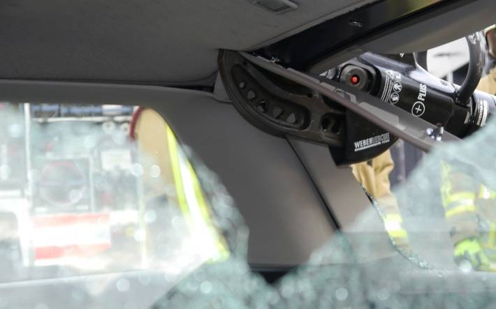 Zu sehen ist eine hydraulische Schere, die die Feuerwehr nutzt, um Personen aus Unfallfahrzeugen freizuschneiden.
