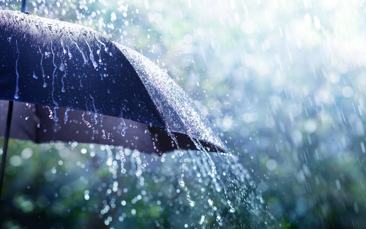 Kräftige Regenschauer prasseln von oben herab (Symbolbild).