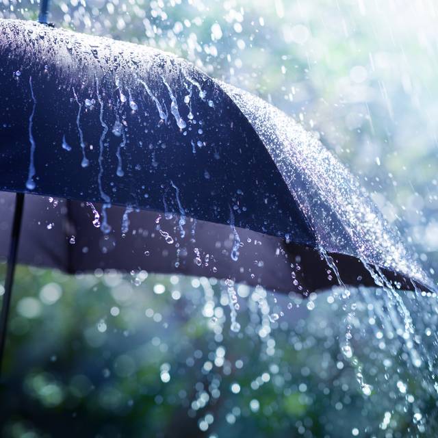 Kräftige Regenschauer prasseln von oben herab (Symbolbild).