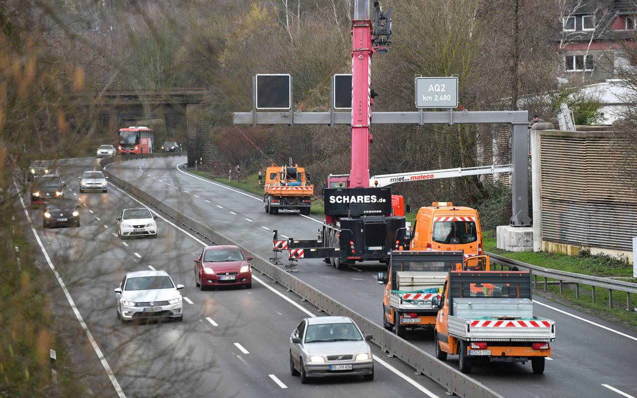 Eine Stauwarnanlage über den Fahrspuren der B224 wird installiert