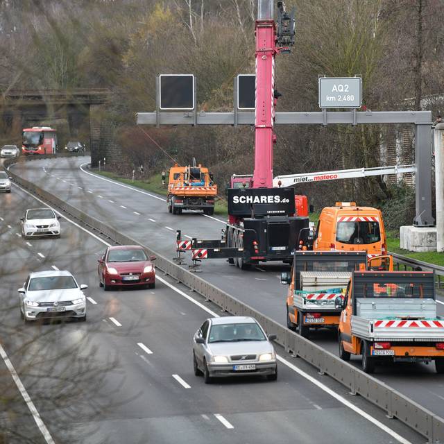 Eine Stauwarnanlage über den Fahrspuren der B224 wird installiert
