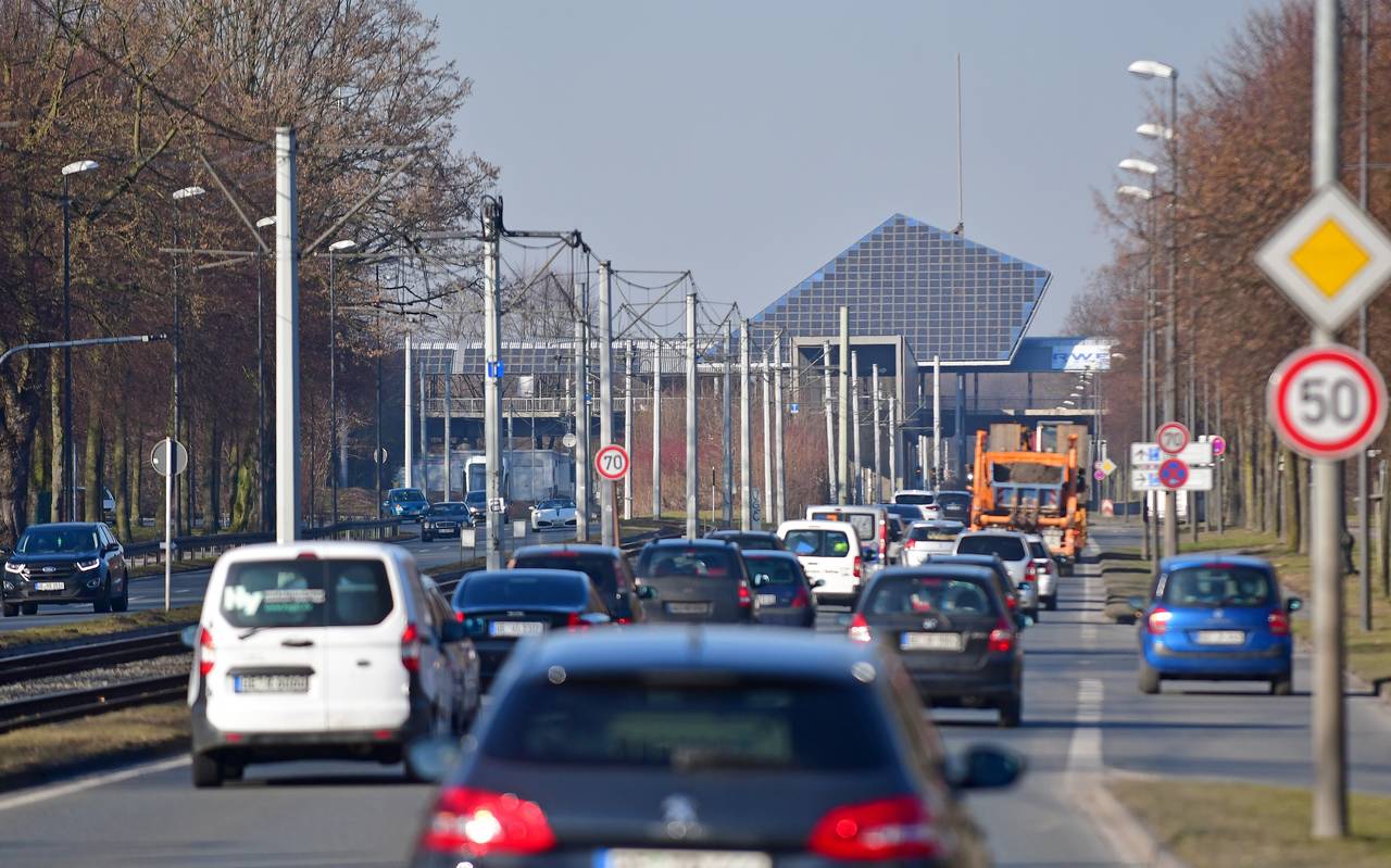 Kurt-Schumacher-Straße in Gelsenkirchen an der Arena-Brücke
