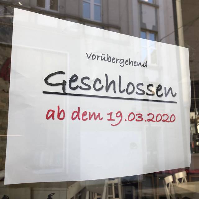 Ein Geschlossen-Schild an einem Geschäft