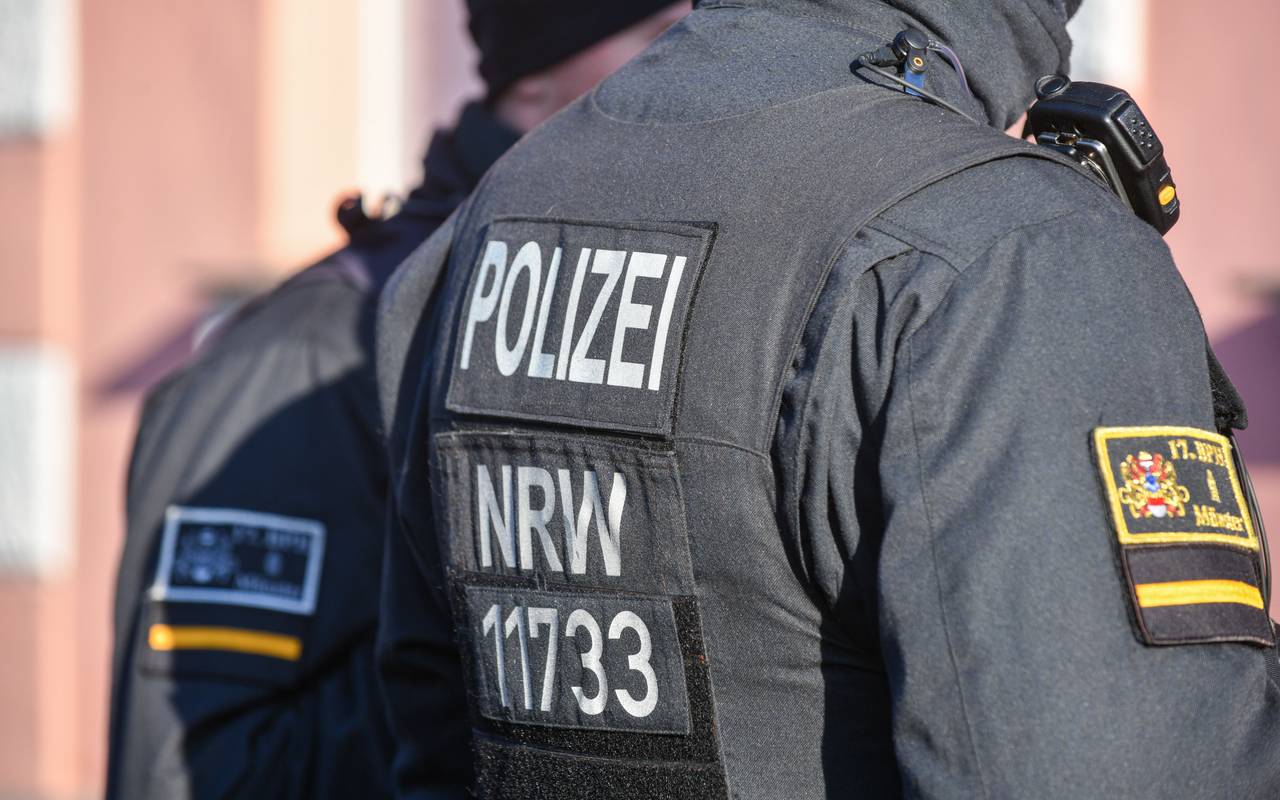 Der Rücken eines SEK-Polizisten