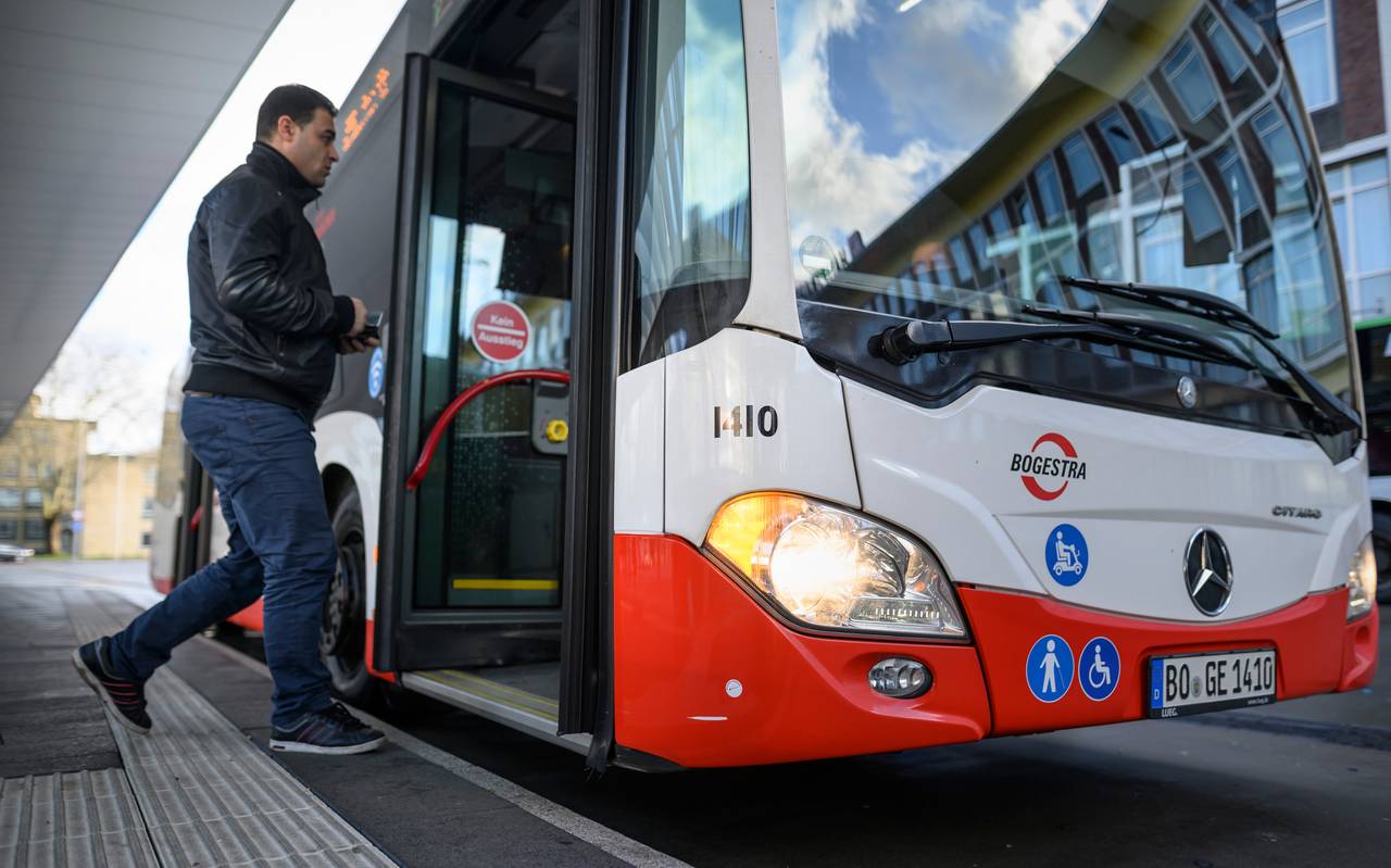 Ein Mann steigt in einen Bus der Bogestra
