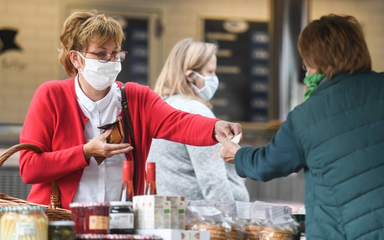 Menschen mit Schutzmaske beim Einkaufen