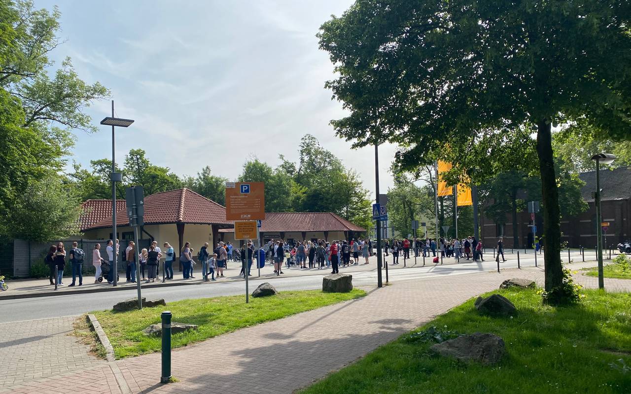 Viele Leute stehen vor dem Eingang an der ZOOM Erlebniswelt