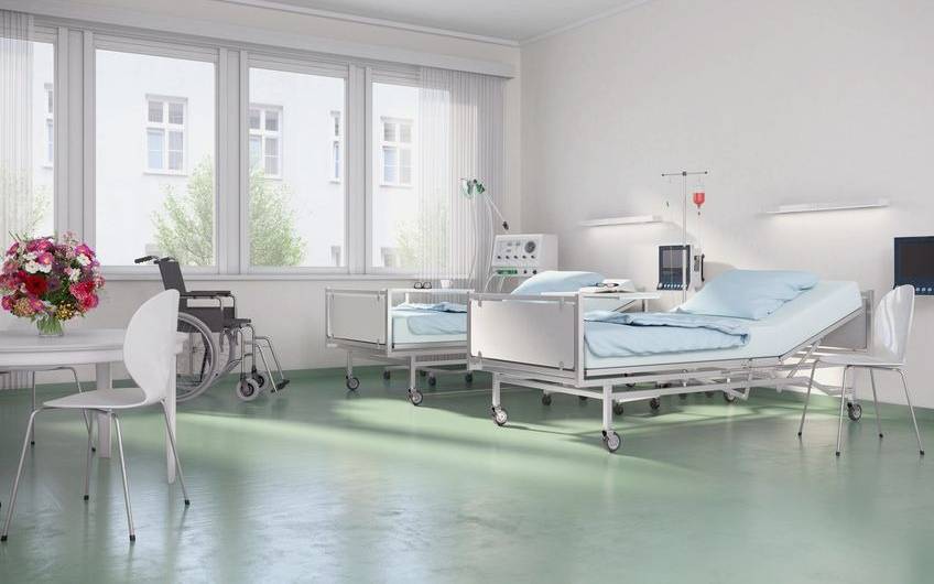 Ein Krankenhauszimmer mit Blumen