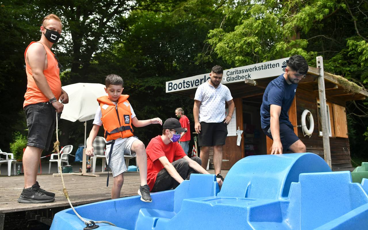 Kinder steigen in ein Tretboot auf dem Wittringer Schlossteich