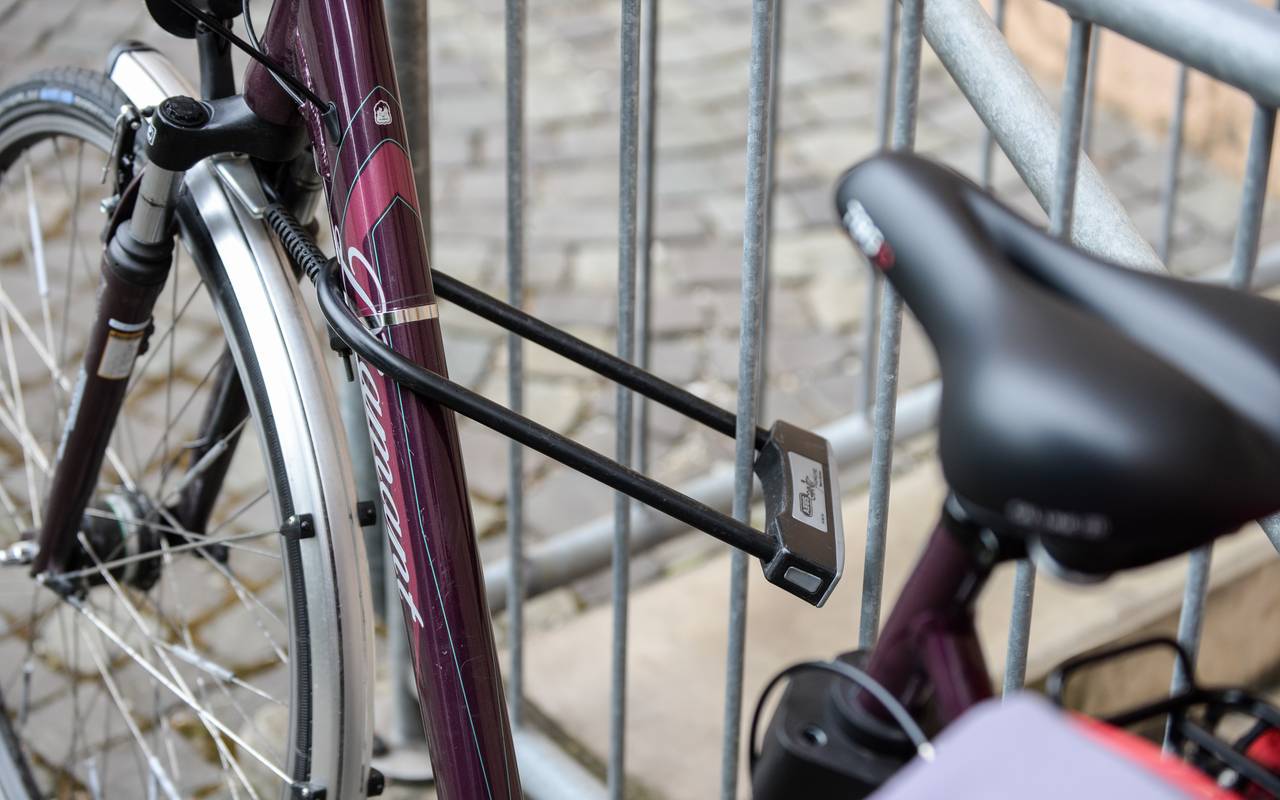 Ein mit Schloss gesichertes Fahrrad