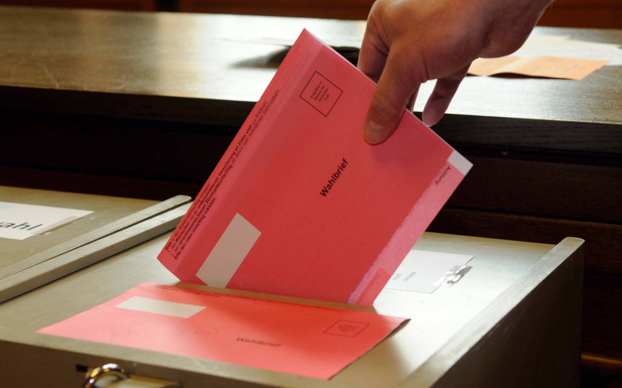 Ein Wahlbrief wird in die Wahlurne geworfen