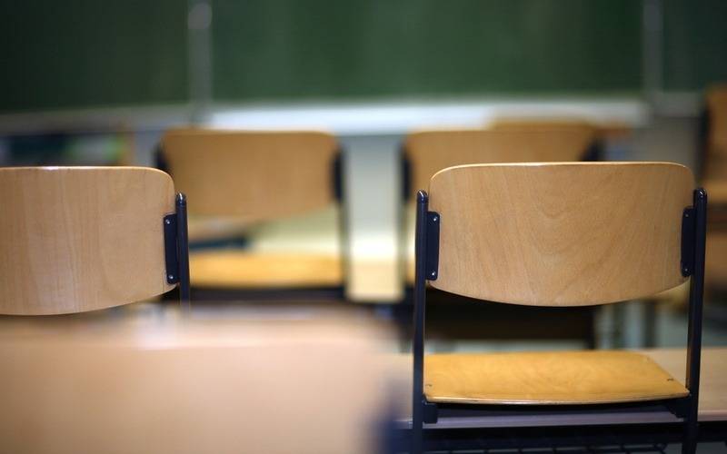Ein Klassenzimmer mit Tafel und Stühlen
