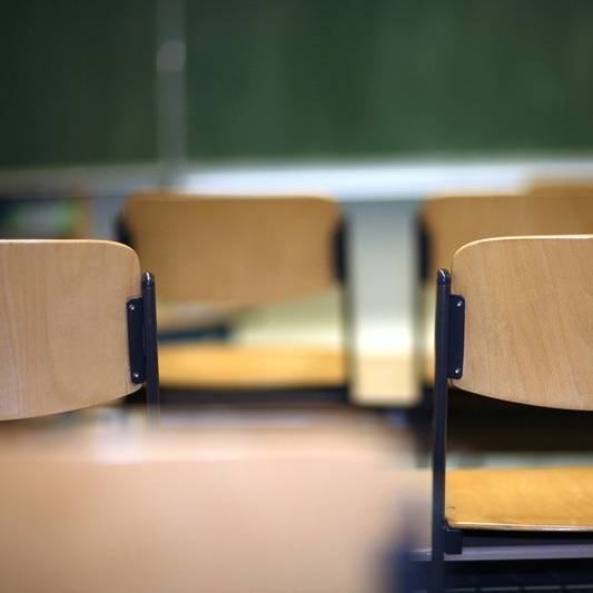 Ein Klassenzimmer mit Tafel und Stühlen