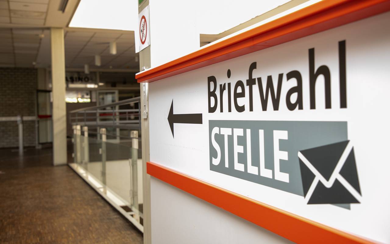 Hinweisschild zur Briefwahlstelle im Bottroper Saalbau