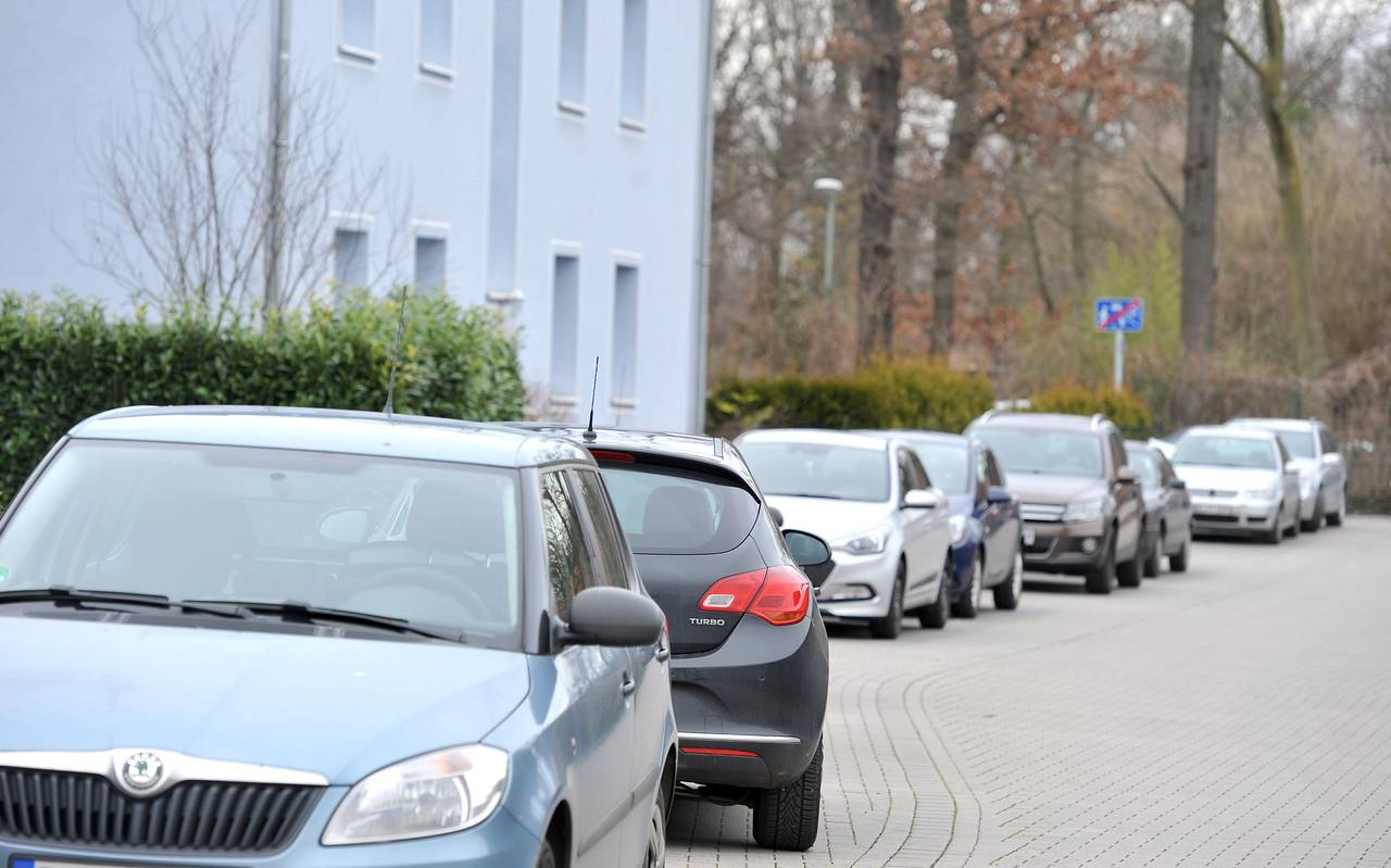 Geparkte Autos an der Grimberger Allee in Gelsenkirchen