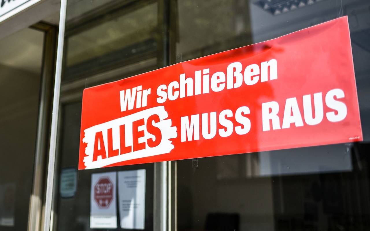 Ladenschild mit der Aufschrift "Wir schließen"