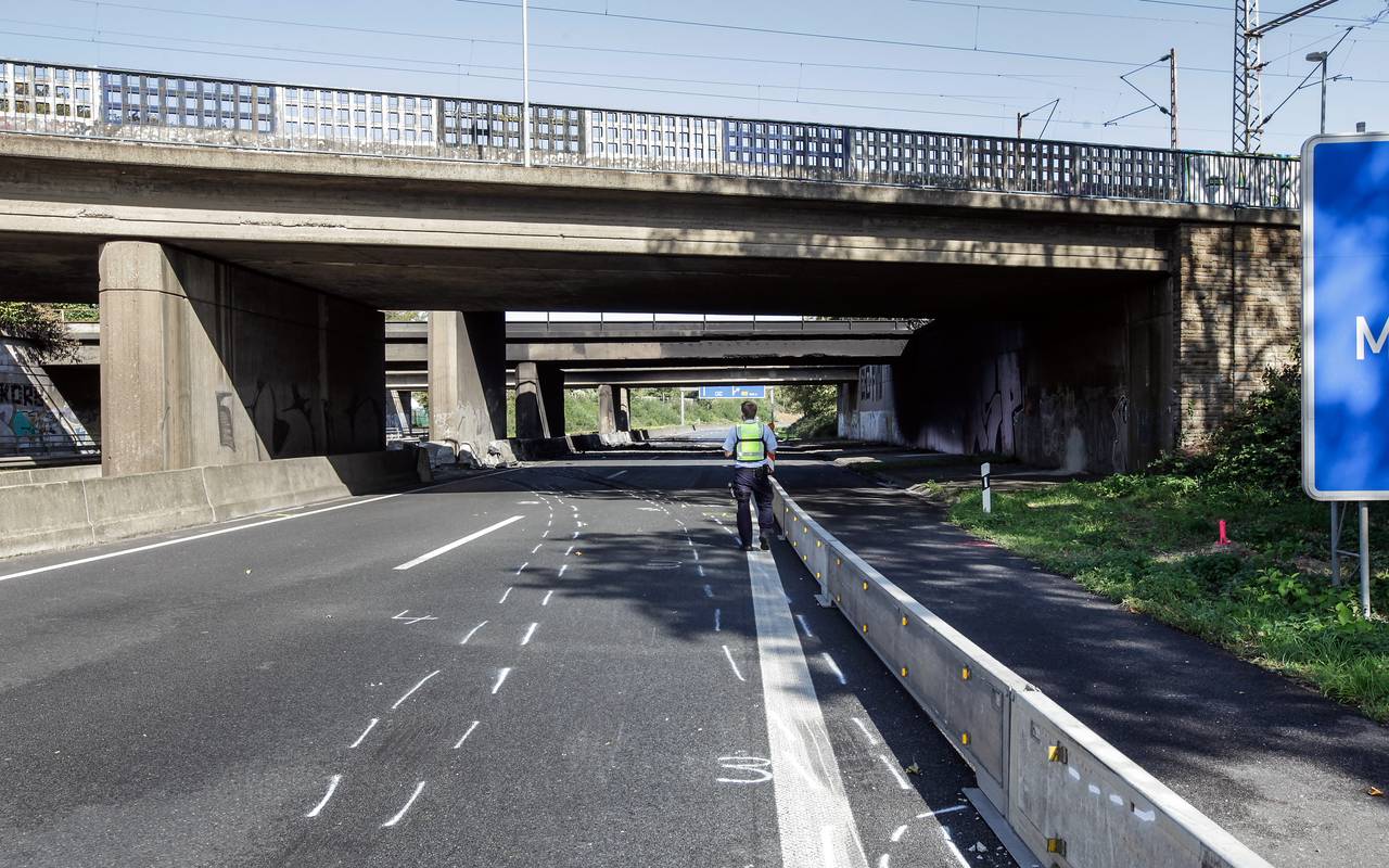 Die beschädigte Eisenbahnbrücke an der A40 bei Mülheim
