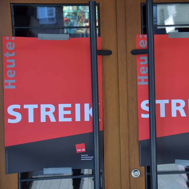 Streik-Schilder an einer Eingangstür
