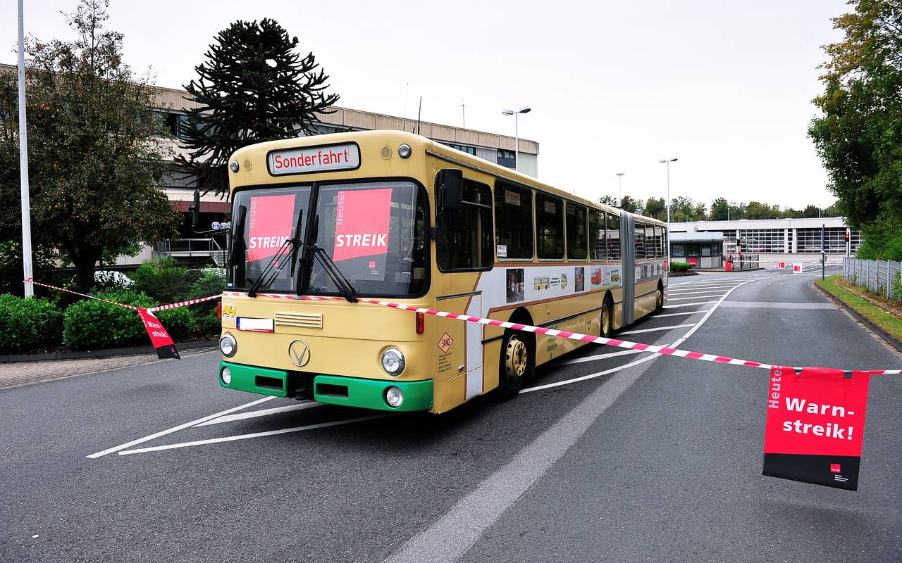 Ein Bus mit der Aufschrift "Warnstreik"