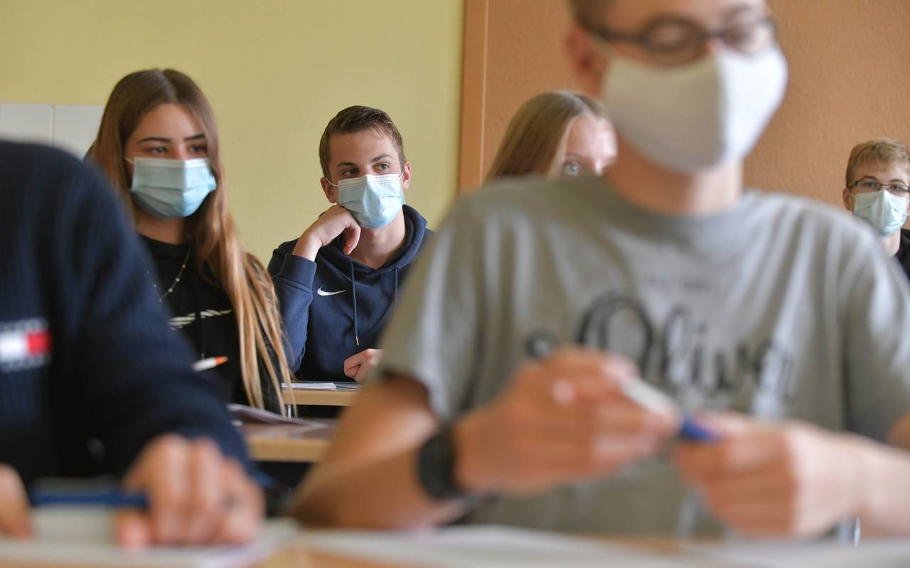 Schüler mit Maske im Unterricht