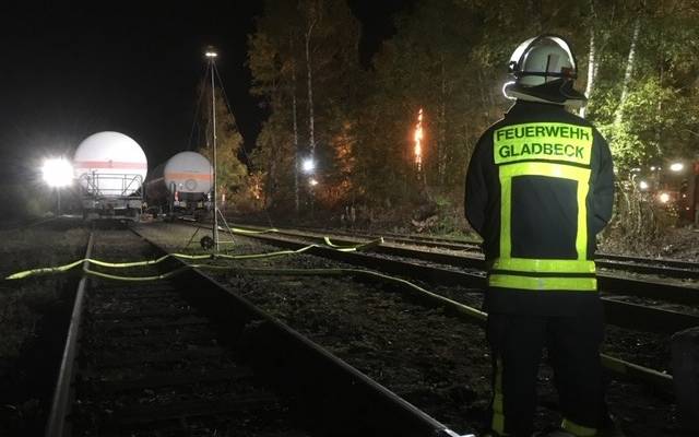 Ein Feuerwehrmann von hinten.