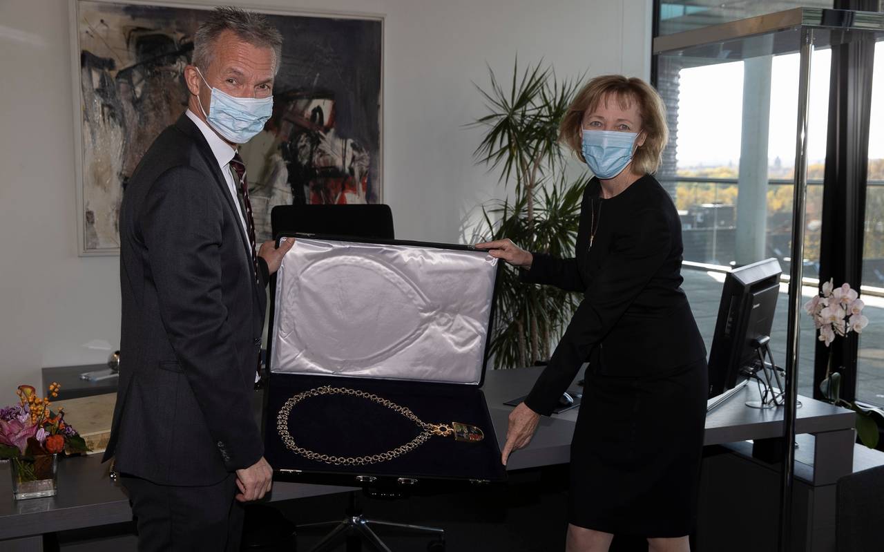 Frank Baranowski über seine Amtskette an Karin Welge