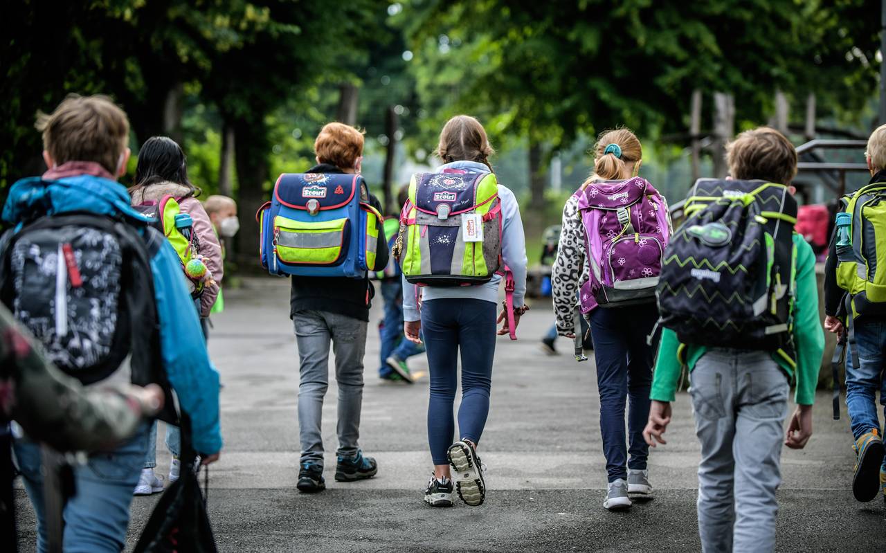 Schüler auf dem Weg zur Schule
