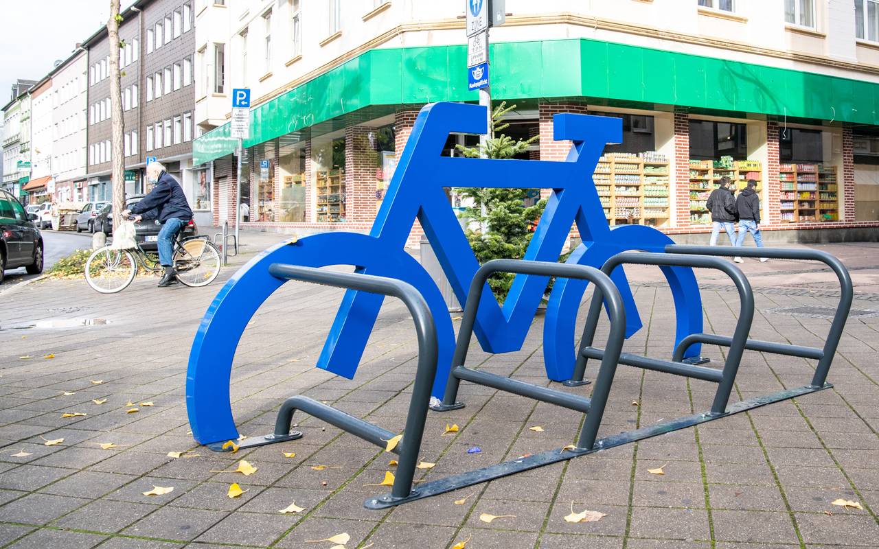 Die neuen, blauen Fahrradständer in Gelsenkirchen