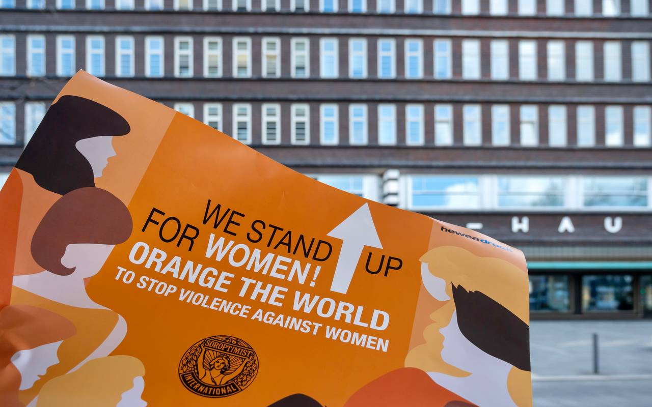 Plakat zum "Orange Day" vor dem Gelsenkirchener Hans-Sachs-Haus