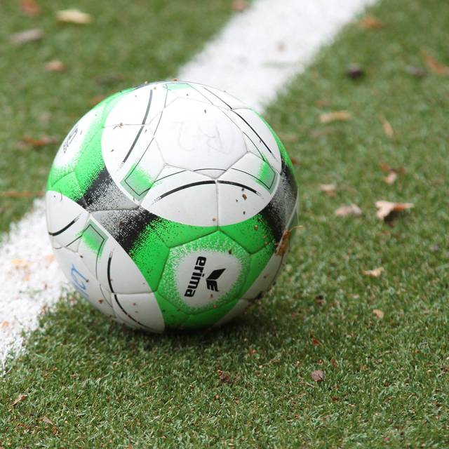 Fußball auf einem Kunstrasenplatz
